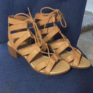 NWOT Lulu’s lace up sandals